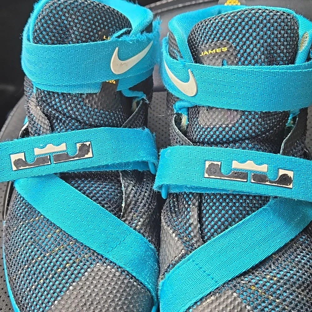 Nike Lebron Soldier IX 9 GS Black Blue Strap Basketball Shoes Size 2y